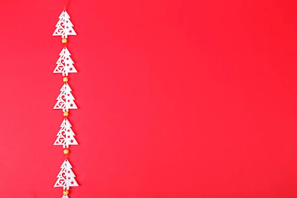 Kerst Slinger Een Rode Achtergrond Close — Stockfoto