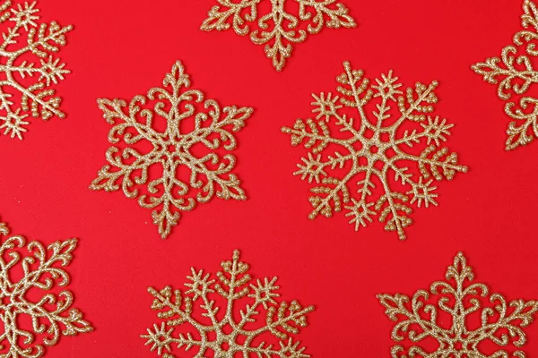 Kerstboom Decoraties Vorm Van Gouden Sterren Een Rode Achtergrond Close — Stockfoto