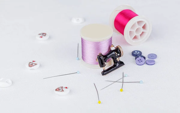 缝纫机用丝线 缝纫机在白色背景下的静止不动的生活 — 图库照片