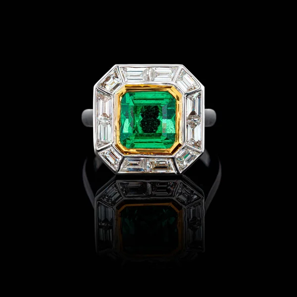 Precioso Anillo Oro Con Piedras Preciosas Esmeralda Diamantes Sobre Fondo —  Fotos de Stock
