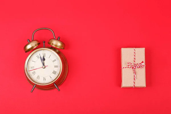 Reloj Año Nuevo Color Oro Con Regalo Sobre Fondo Rojo — Foto de Stock