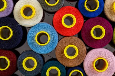 Yakın çekim için çok renkli iplik makaraları seti