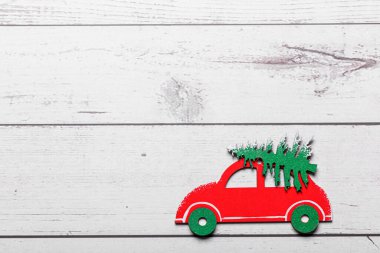 Beyaz ahşap arka planda koni ve oyuncakları olan bir Noel ağacının güzel dalları.