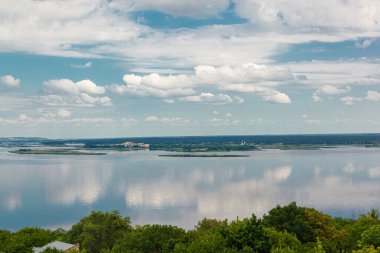 Su, nehir, deniz manzarası. Mavi gökyüzüne bakan bulutlar.