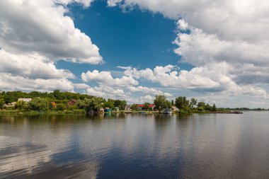 Su, nehir, deniz manzarası. Mavi gökyüzüne bakan bulutlar.