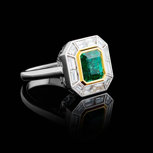 Όμορφο Δαχτυλίδι Από Χρυσό Πολύτιμες Πέτρες Σμαράγδι Και Διαμάντια Μαύρο — Φωτογραφία Αρχείου