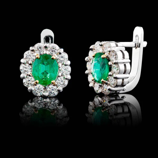 Gyönyörű Arany Fülbevalók Drágakövekkel Gyémántok Smaragdok Fekete Háttér Közelkép — Stock Fotó