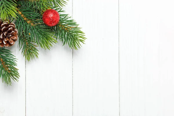 Kompozycja Świąteczna Gałąź Choinki Zabawkami Szyszki Drewnianym Tle Zbliżenie — Zdjęcie stockowe