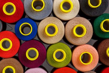 Yakın çekim için çok renkli iplik makaraları seti