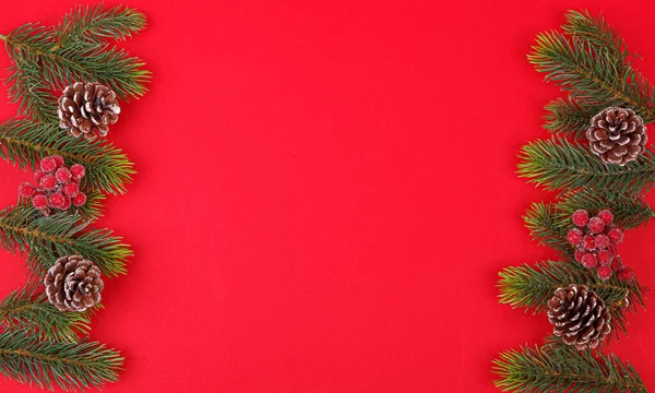 Ramas Árbol Navidad Con Conos Sobre Fondo Rojo Cerca —  Fotos de Stock