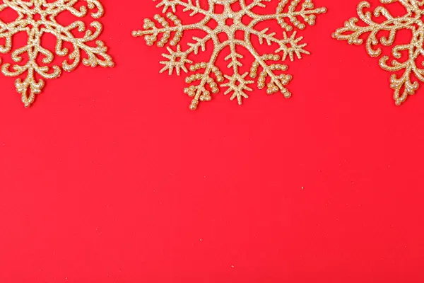 Weihnachtsbaumschmuck Form Von Goldenen Sternen Auf Rotem Hintergrund Großaufnahme — Stockfoto