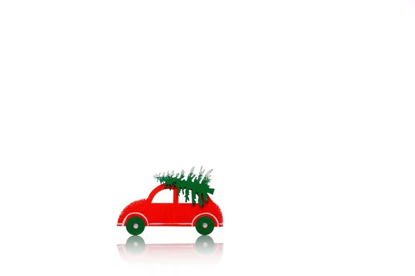 白い背景に美しい新年のおもちゃの車クローズアップ — ストック写真