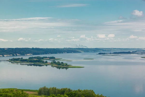 Krásný Letní Výhled Vodu Řeku Moře Výhledem Modré Nebe Mraky — Stock fotografie