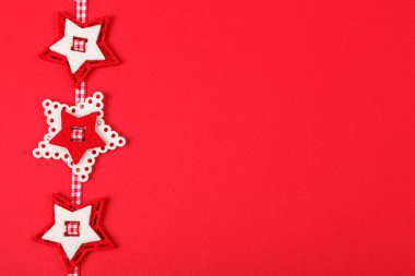 Kırmızı arka planda Noel çelengi