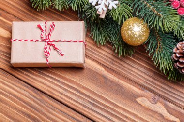 Noel ağacının güzel dalları koni ve oyuncaklarla yakın plan