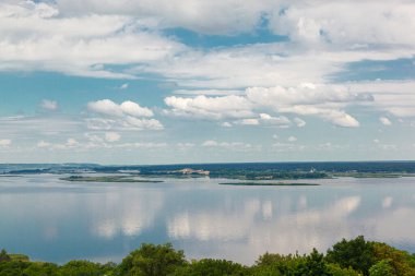 Su, nehir, deniz manzarası. Mavi gökyüzüne bakan bulutlar.
