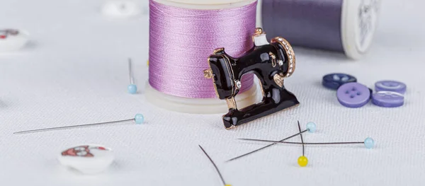 Still Life Skein Thread Sewing Needles Buttons Sewing Machine White — Stock Photo, Image