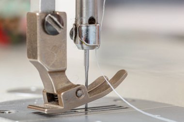 Dikiş makinesi iğnesi iplik ve kumaş yakın çekim ile