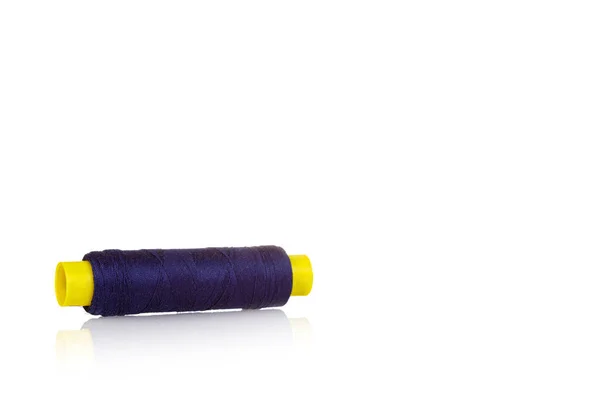 白い背景の上に紫色の糸のマクロの皮 — ストック写真