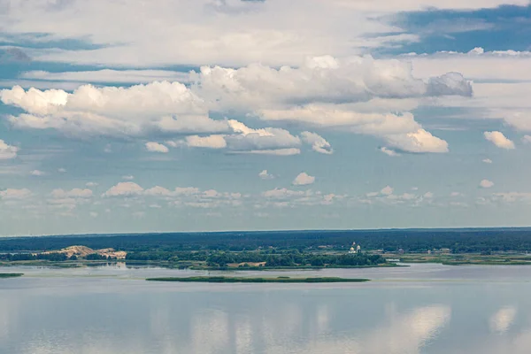 Prachtig Uitzicht Het Water Rivier Zee Met Uitzicht Blauwe Lucht — Stockfoto