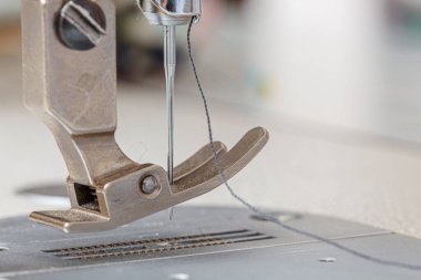 Dikiş makinesi iğnesi iplik ve kumaş yakın çekim ile