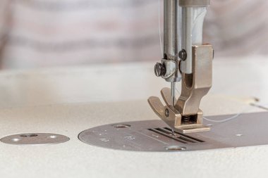 Dikiş makinesi iğnesi iplik ve kumaş yakın çekim ile