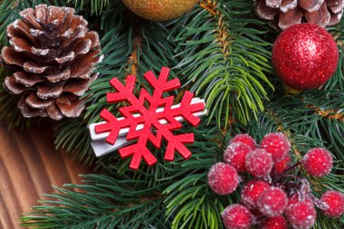 Noel ağacının güzel dalları koni ve oyuncaklarla yakın plan