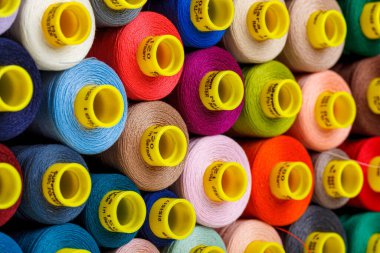 Yakın çekim için çok renkli iplik makaraları seti
