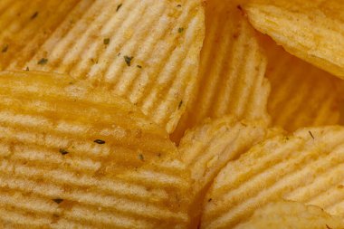 Bol patates cipsi, dokusu yakın.