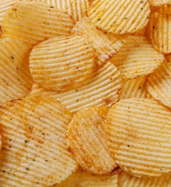 Bol patates cipsi, dokusu yakın.