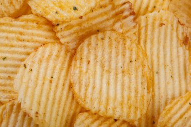 Bol patates cipsi, dokusu yakın.