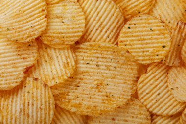 Bol patates cipsi, dokusu yakın.