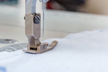 Dikiş makinesi iğnesi iplik ve kumaş yakın çekim ile