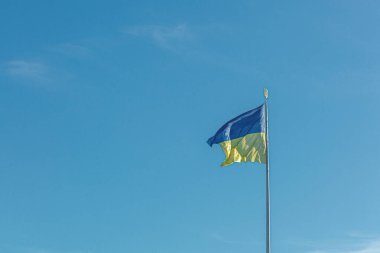Mavi gökyüzüne yakın plan Ukrayna bayrağı