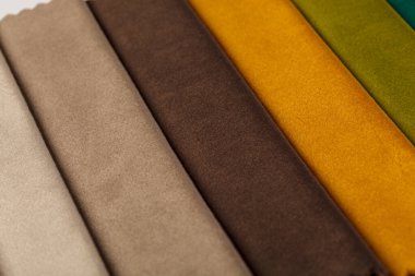 Farklı kadife kumaş örnekleri.