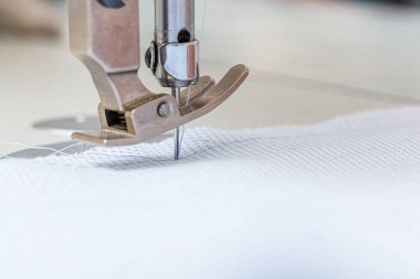 Dikiş makinesi iğnesi iplik ve kumaş yakın çekim ile
