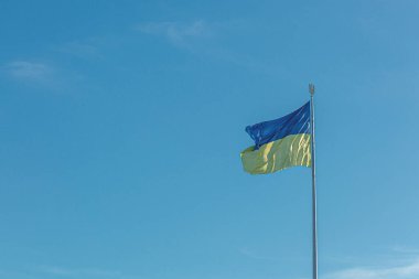 Mavi gökyüzüne yakın plan Ukrayna bayrağı