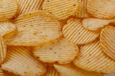 Bol patates cipsi, dokusu yakın.