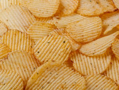 Bol patates cipsi, dokusu yakın.