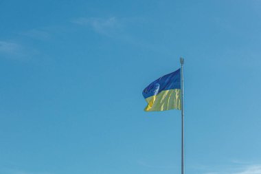 Mavi gökyüzüne yakın plan Ukrayna bayrağı