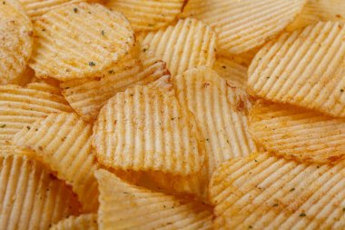 Bol patates cipsi, dokusu yakın.