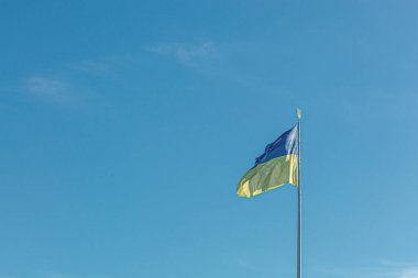 Mavi gökyüzüne yakın plan Ukrayna bayrağı