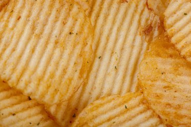 Bol patates cipsi, dokusu yakın.