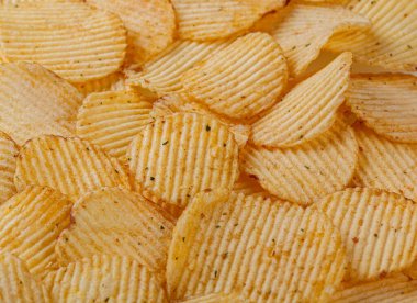 Bol patates cipsi, dokusu yakın.