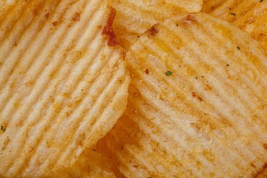 Bol patates cipsi, dokusu yakın.