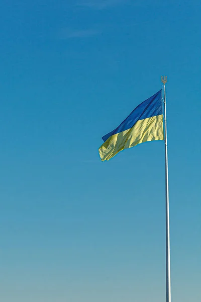 Ukrainsk Flag Mod Den Blå Himmel Close - Stock-foto