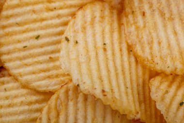 Bol patates cipsi, dokusu yakın.