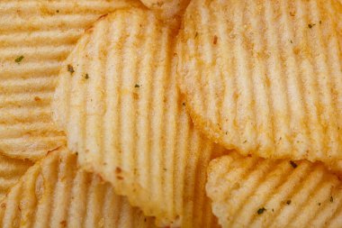 Bol patates cipsi, dokusu yakın.