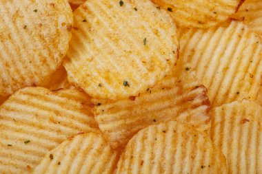 Bol patates cipsi, dokusu yakın.