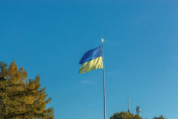 Український Прапор Проти Синього Неба — стокове фото